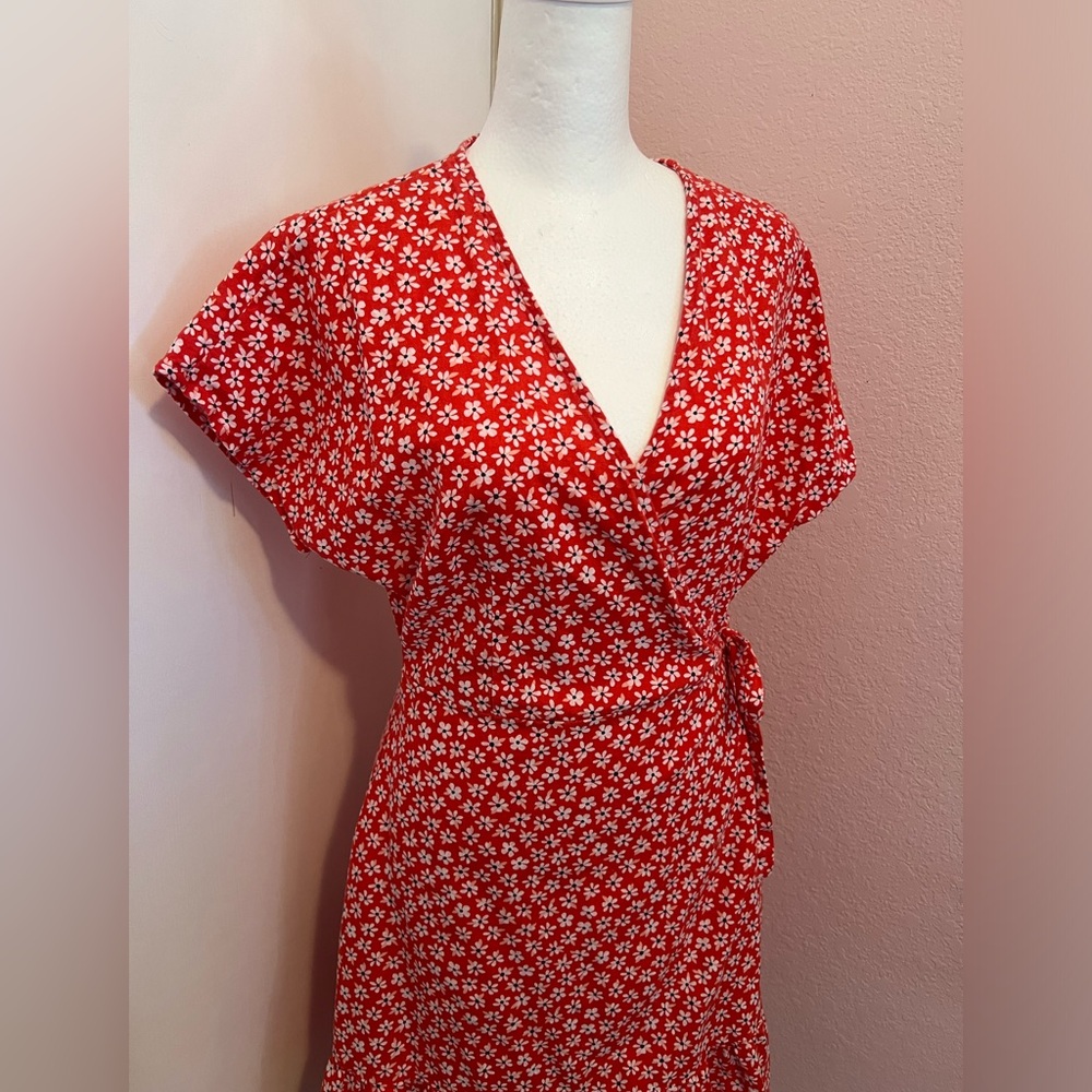 Red and white floral wrap dress - Picture 2 of 13
